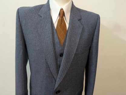 Wunderschöner dreiteiliger Flanellanzug mit Nadelstreifen