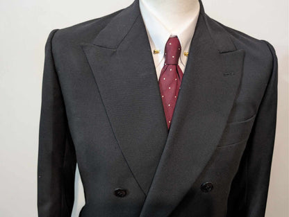 Sombre costume croisé de couleur noire en laine