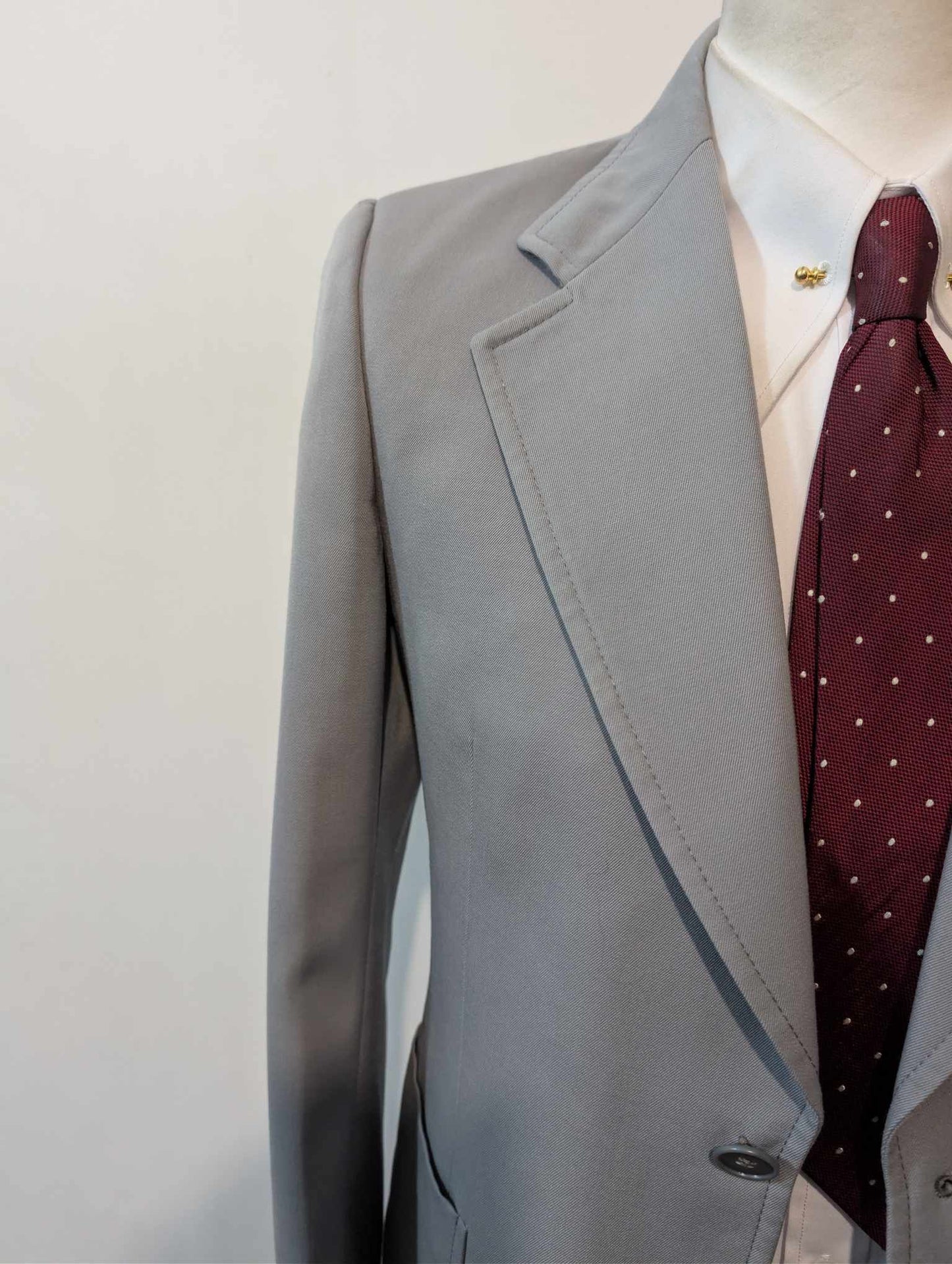 Gentil costume gris clair en laine