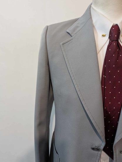 Gentil costume gris clair en laine