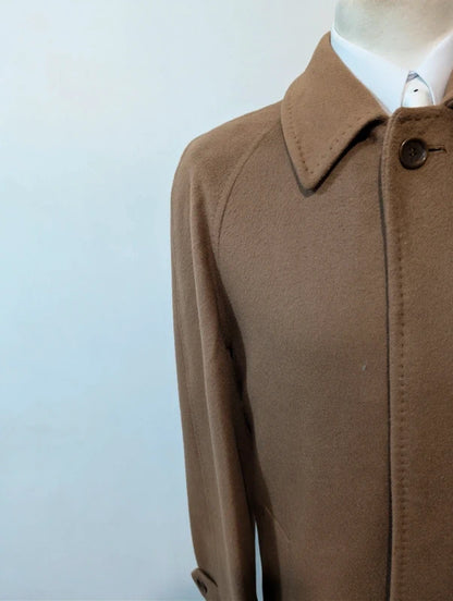 Eleganter brauner Raglanmantel aus Wolle