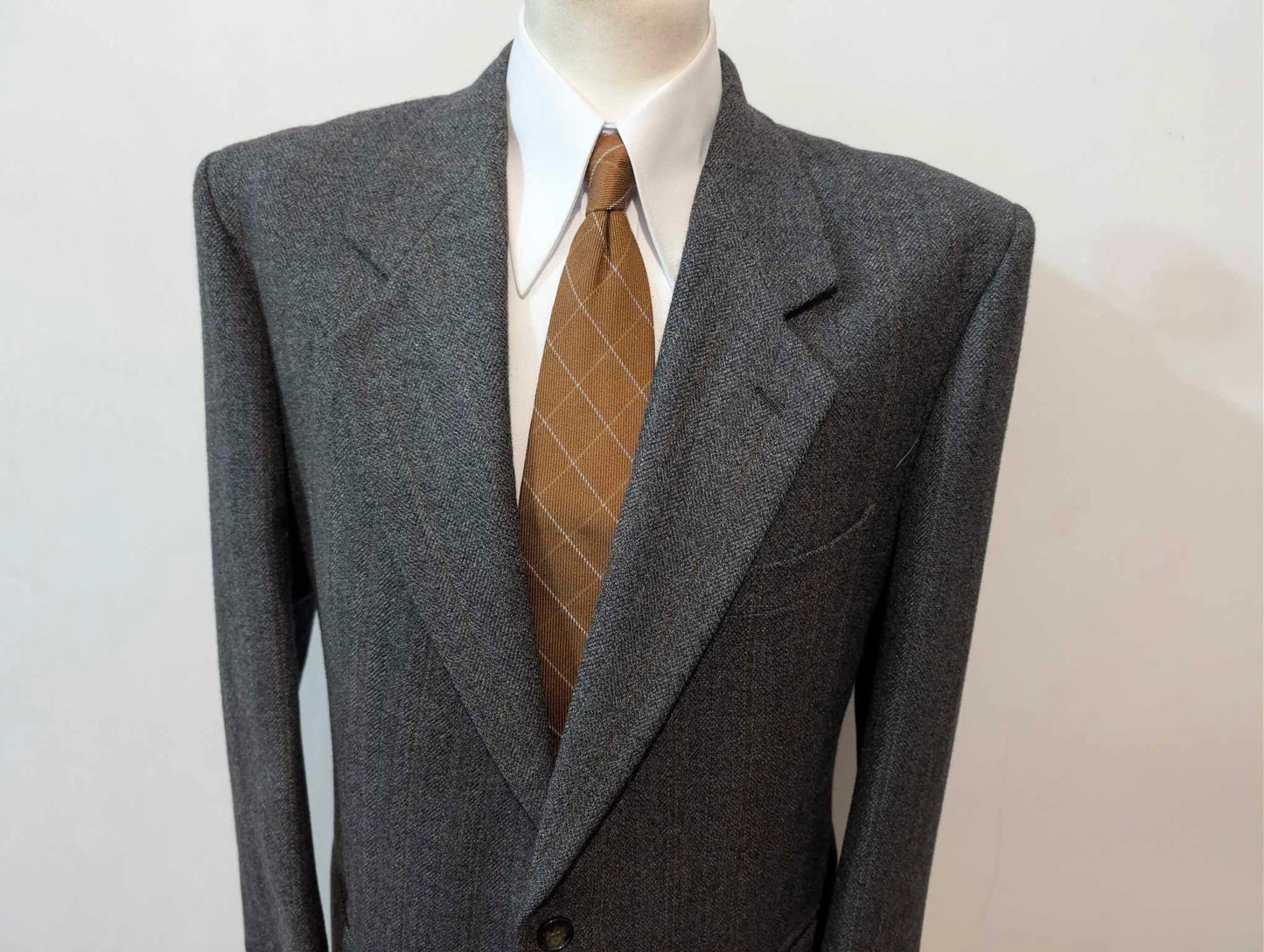 Alter grauer Tweedanzug