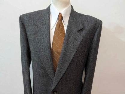 Alter grauer Tweedanzug