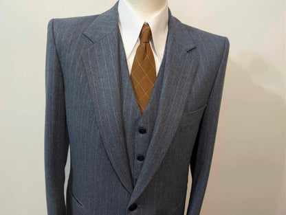 Furchterregender dreiteiliger Nadelstreifenanzug aus schwerem Flanell