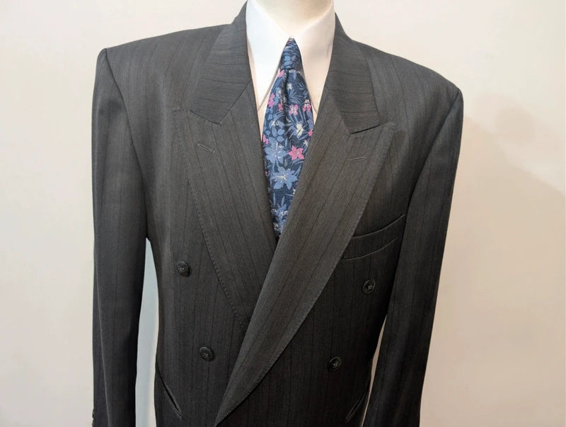 Eleganter zweireihiger Anzug aus Wolle