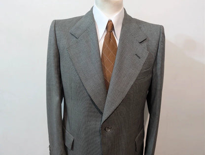 Exquisiter grauer Anzug aus dicker Wolle