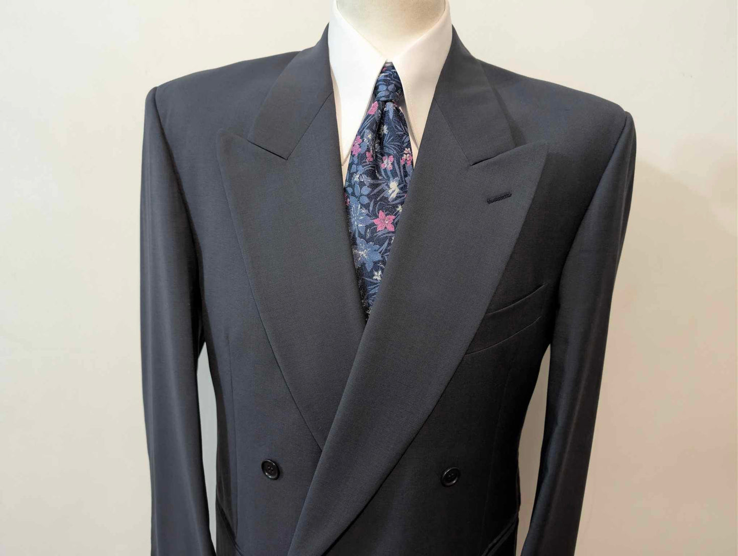 Ravissant costume croisé bleu marine en laine froide