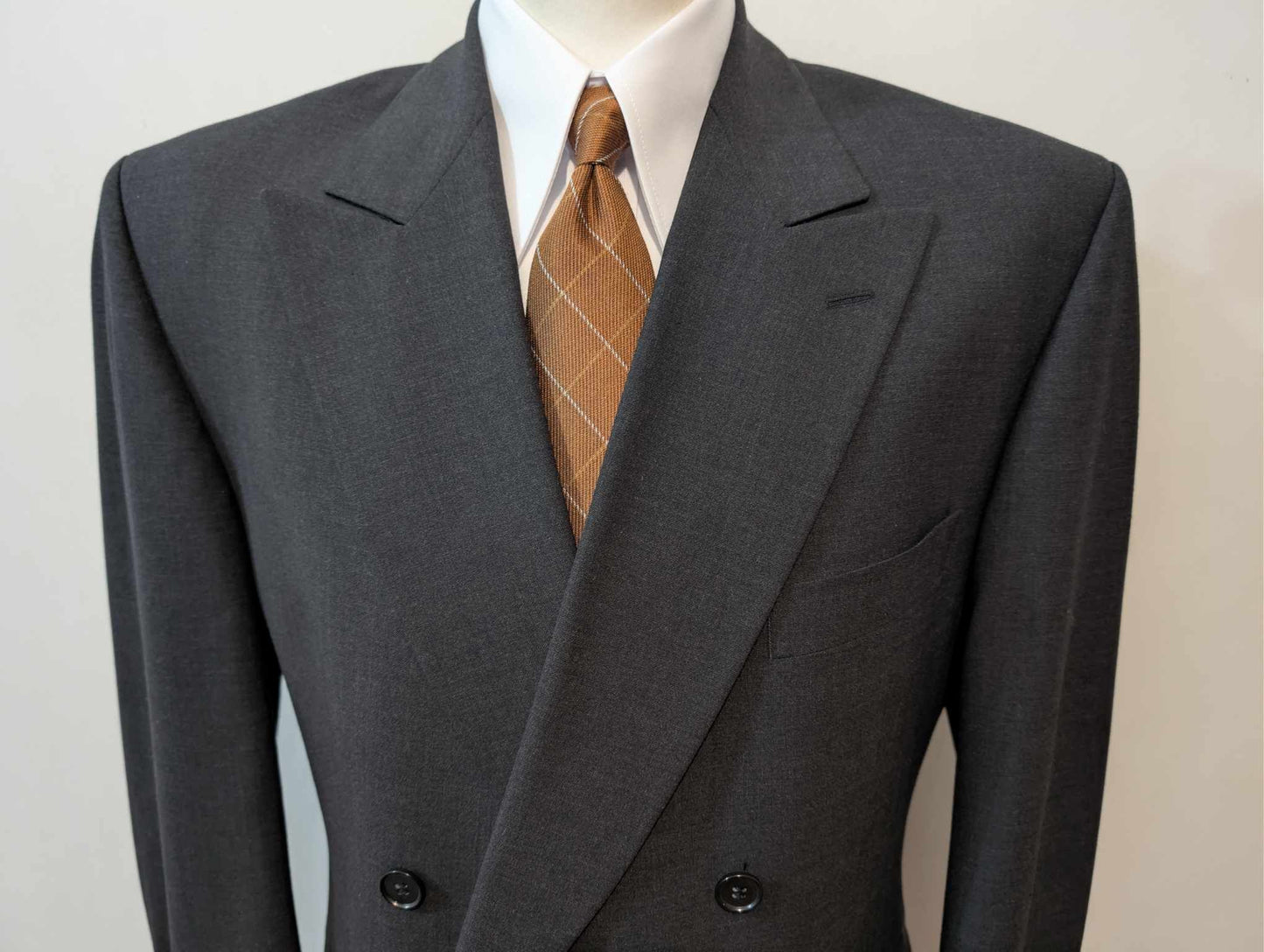 Sublime costume croisé de couleur gris en laine froide