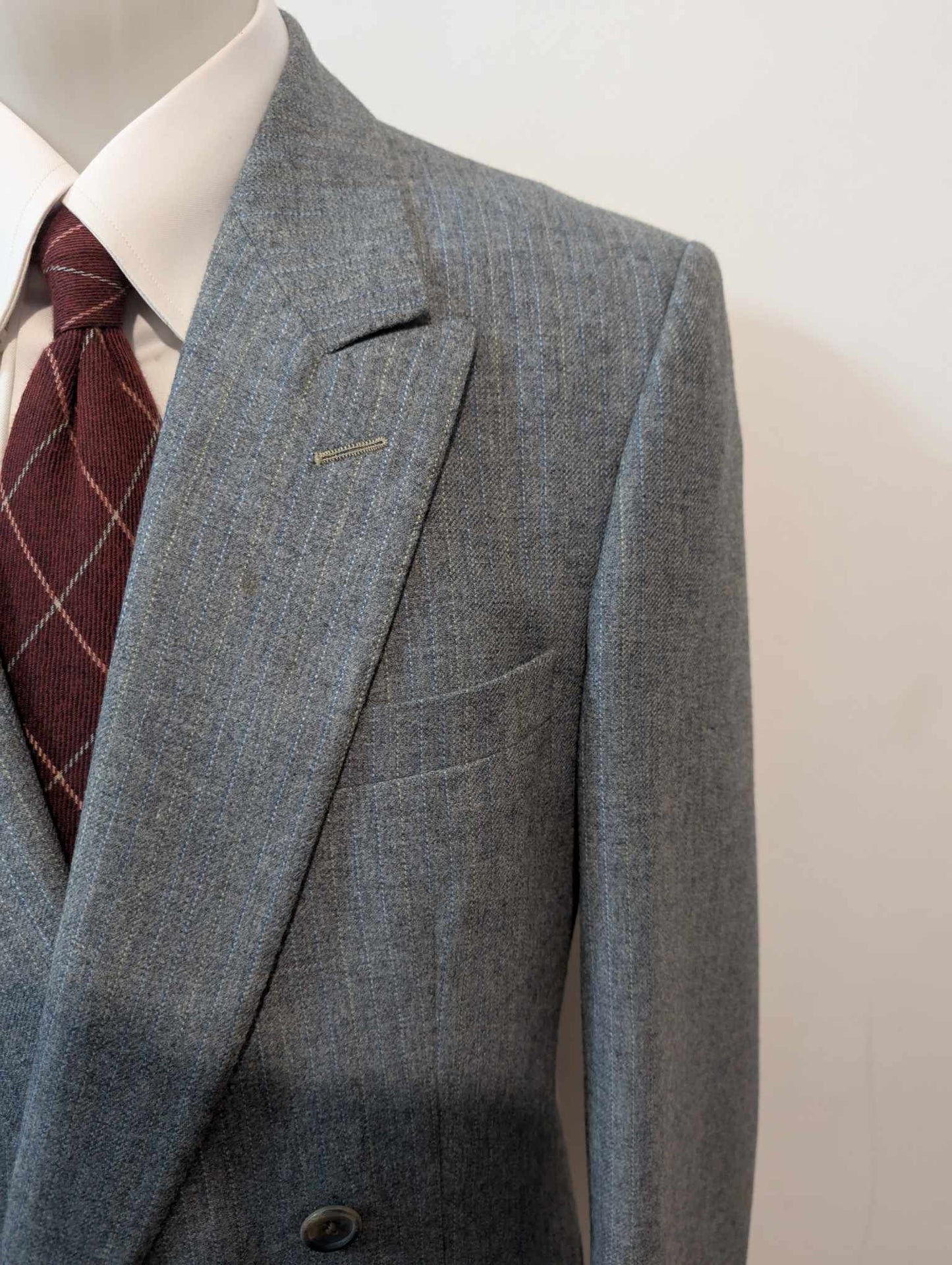 Gentille costume croisé pinstripe en flanelle lourde