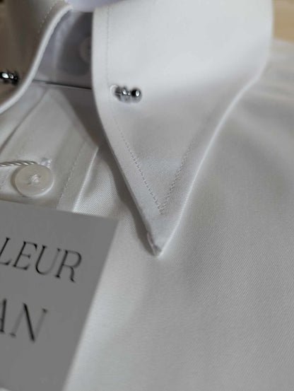 Double-twisted cotton point collar shirt with pin