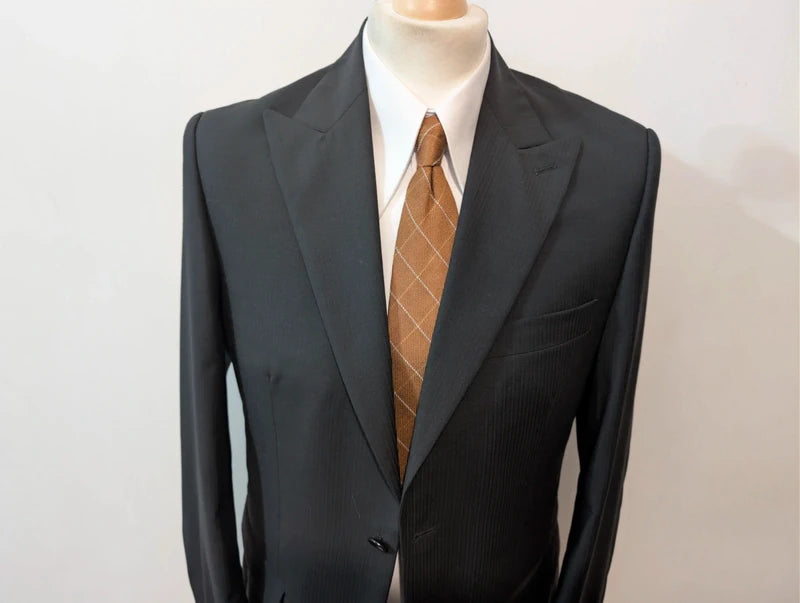 Gentil costume noir en laine