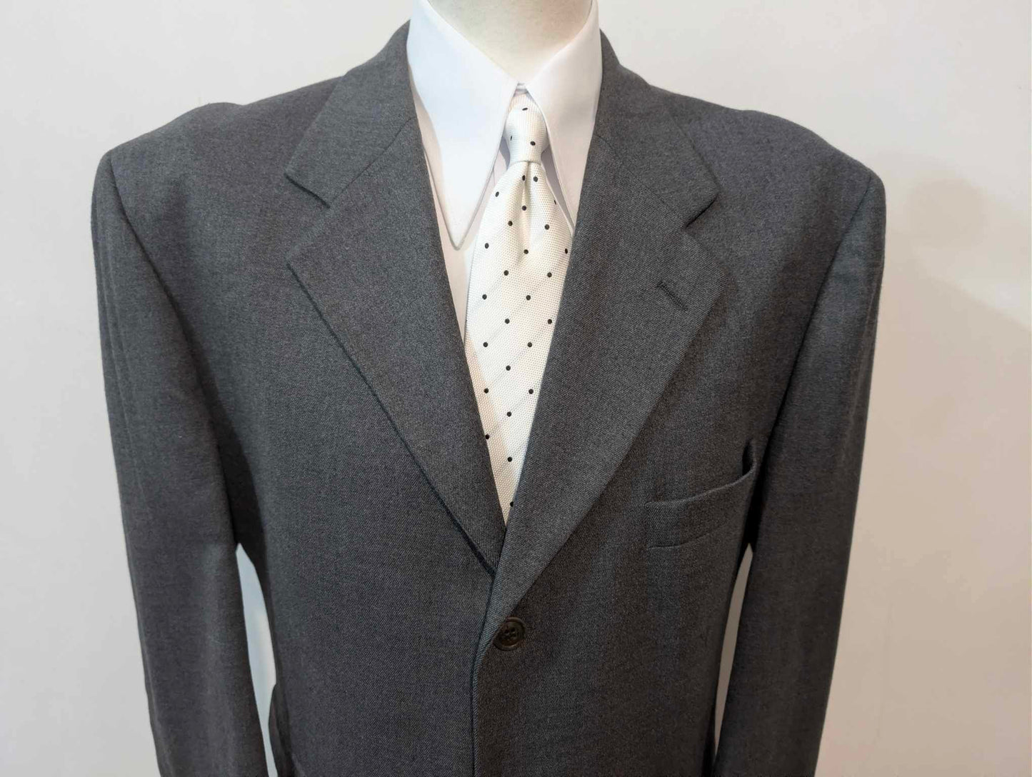 Einfacher grauer Flanellanzug