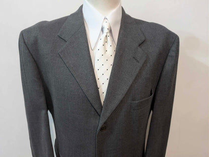 Einfacher grauer Flanellanzug