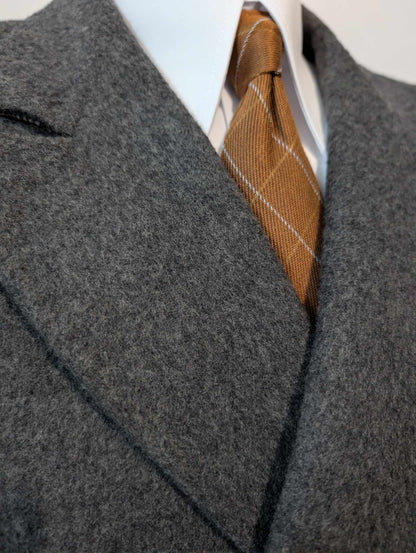 Mystérieux manteau croisé gris en laine épaisse