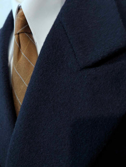 Schöner marineblauer Zweireihermantel