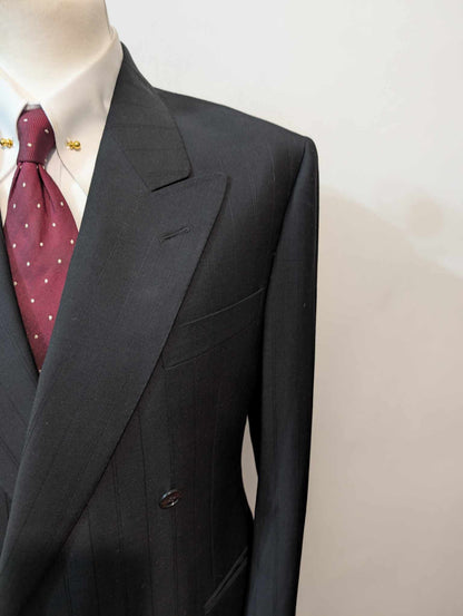 Sombre costume croisé noir en laine