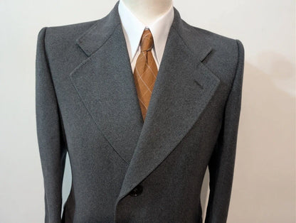 Klassischer grauer Wollmantel