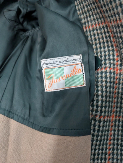 Kleiner karierter Tweedmantel