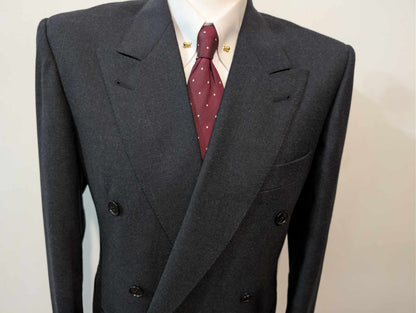 Élégant costume croisé gris en flanelle