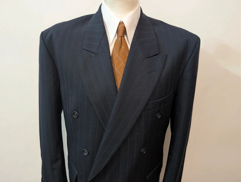 Cooler, zweireihiger, gestreifter Wollanzug