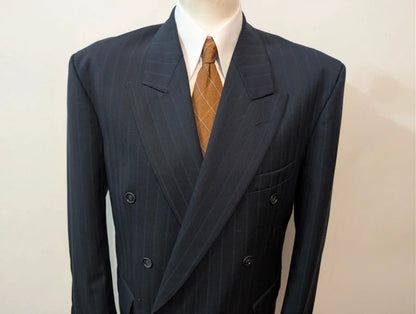 Cooler, zweireihiger, gestreifter Wollanzug