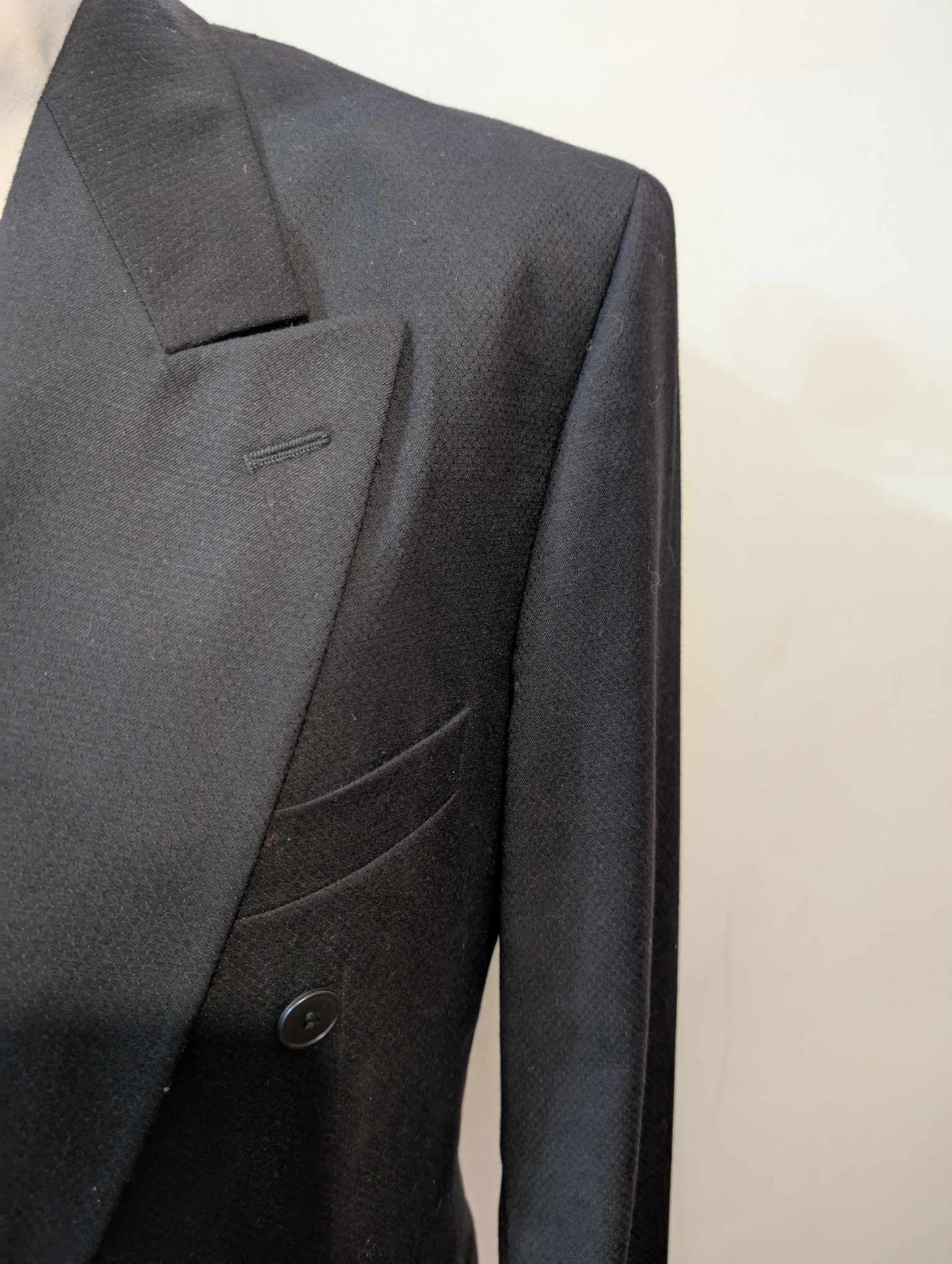 Sombre costume croisé noir en laine