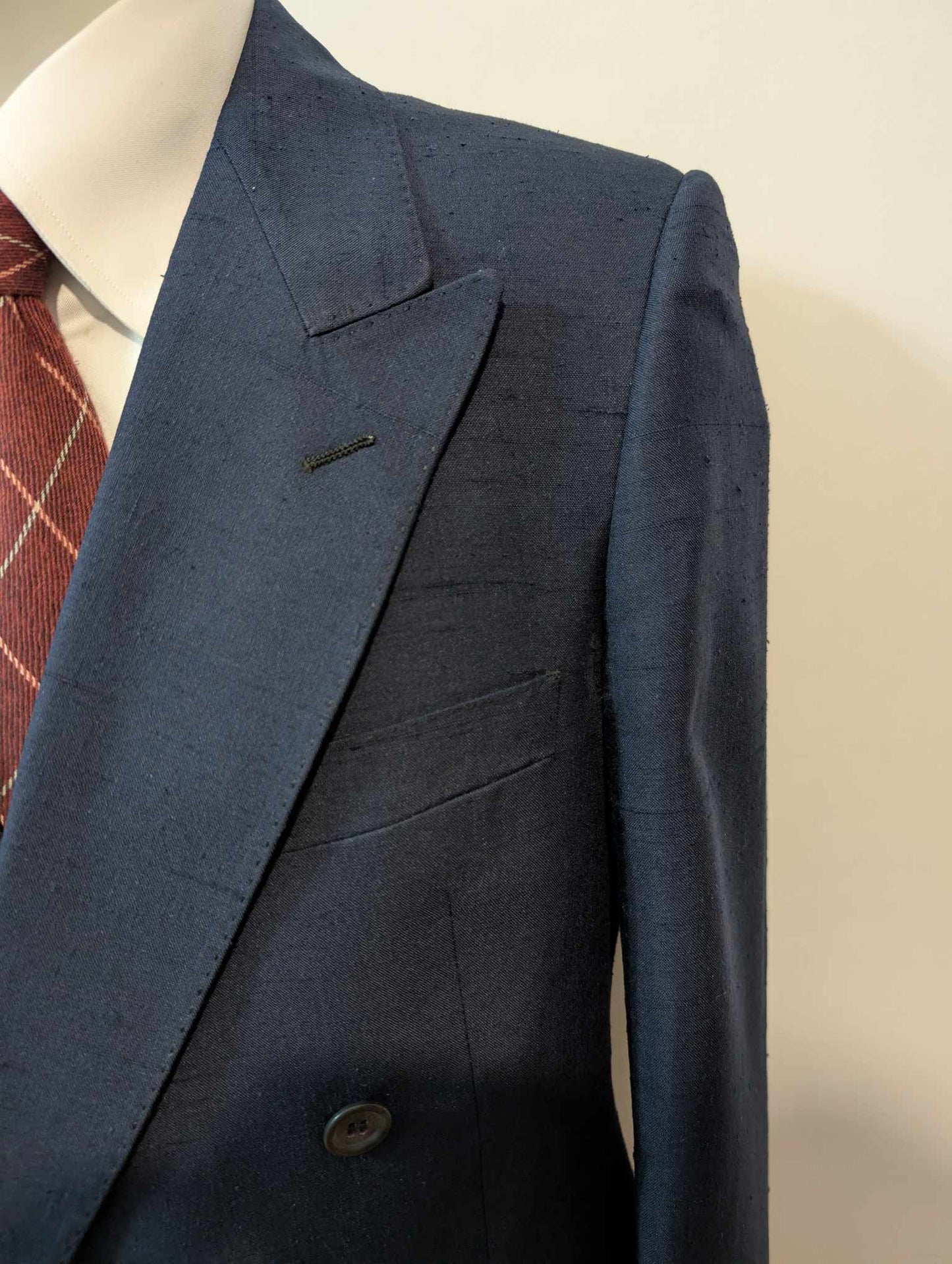 Notable costume croisé de couleur bleu marine en soie