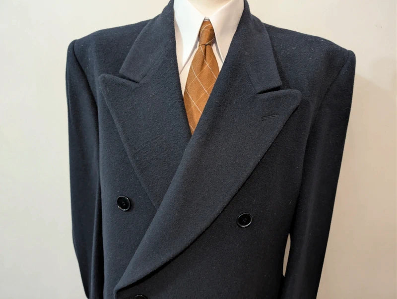 Robuster, marineblauer, doppelreihiger Wollmantel