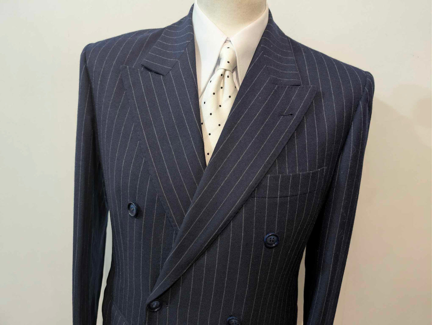 Legendärer dreiteiliger, doppelreihiger Flanellanzug mit Nadelstreifen.