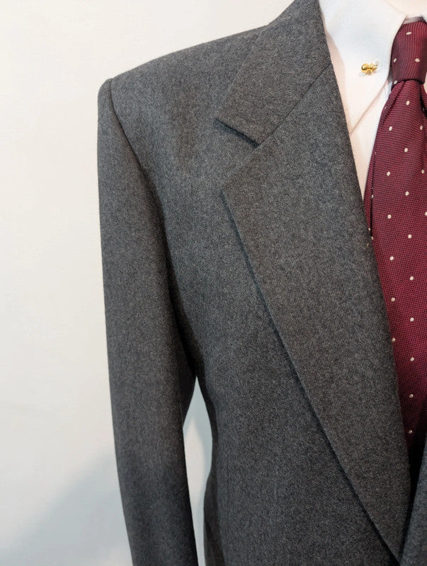 Élégant costume gris en flanelle lourde