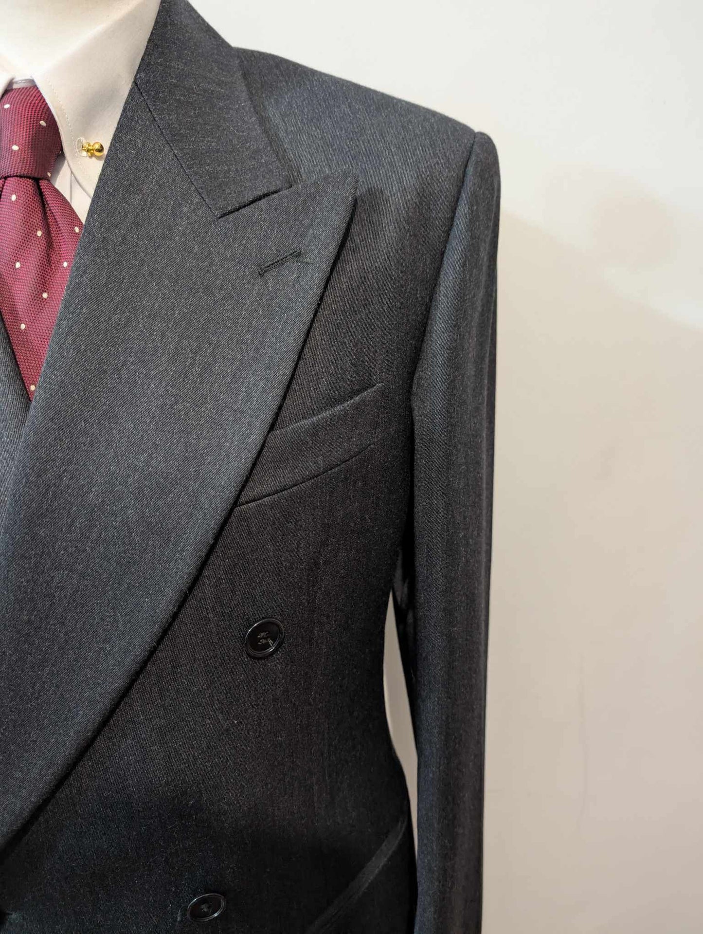 Majestueux costume croisé de couleurs gris en laine