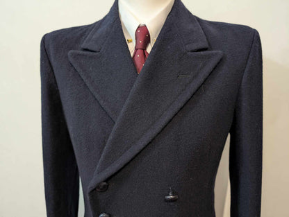 Légendaire manteau croisé de couleur bleu marine en laine.