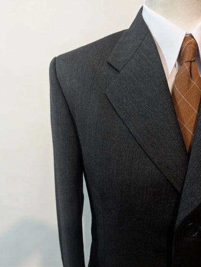 Klassischer grauer Wollanzug