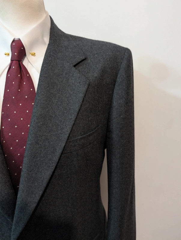 Redoutable costume gris en flanelle lourde