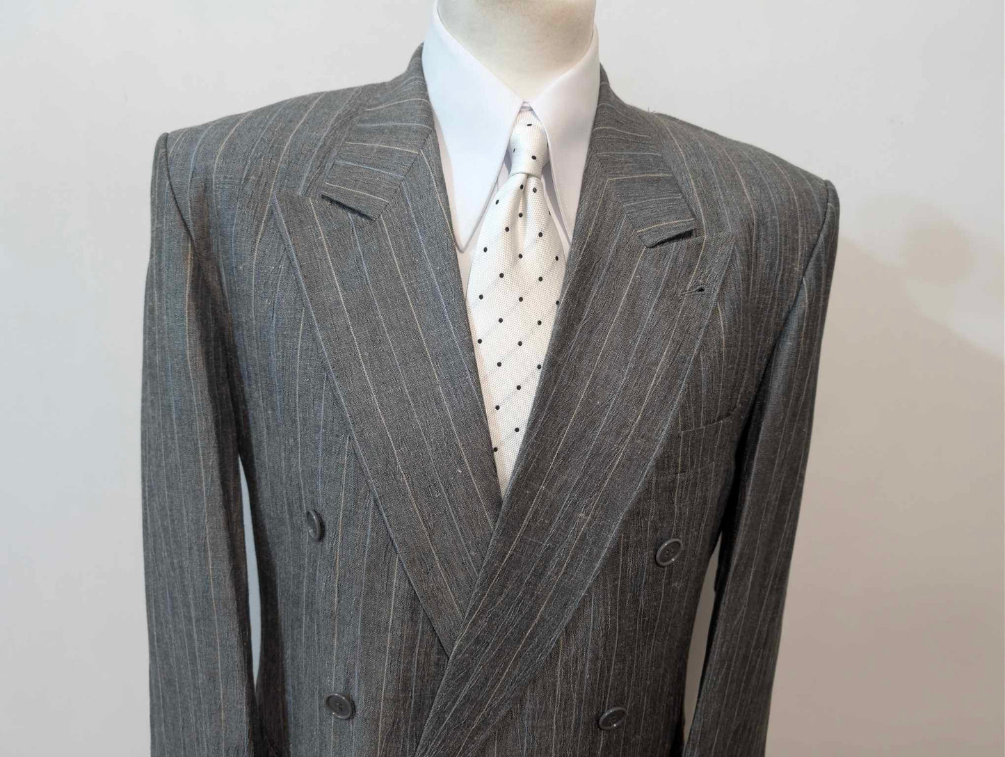 Außergewöhnlicher, zweireihiger Nadelstreifenanzug aus Leinen