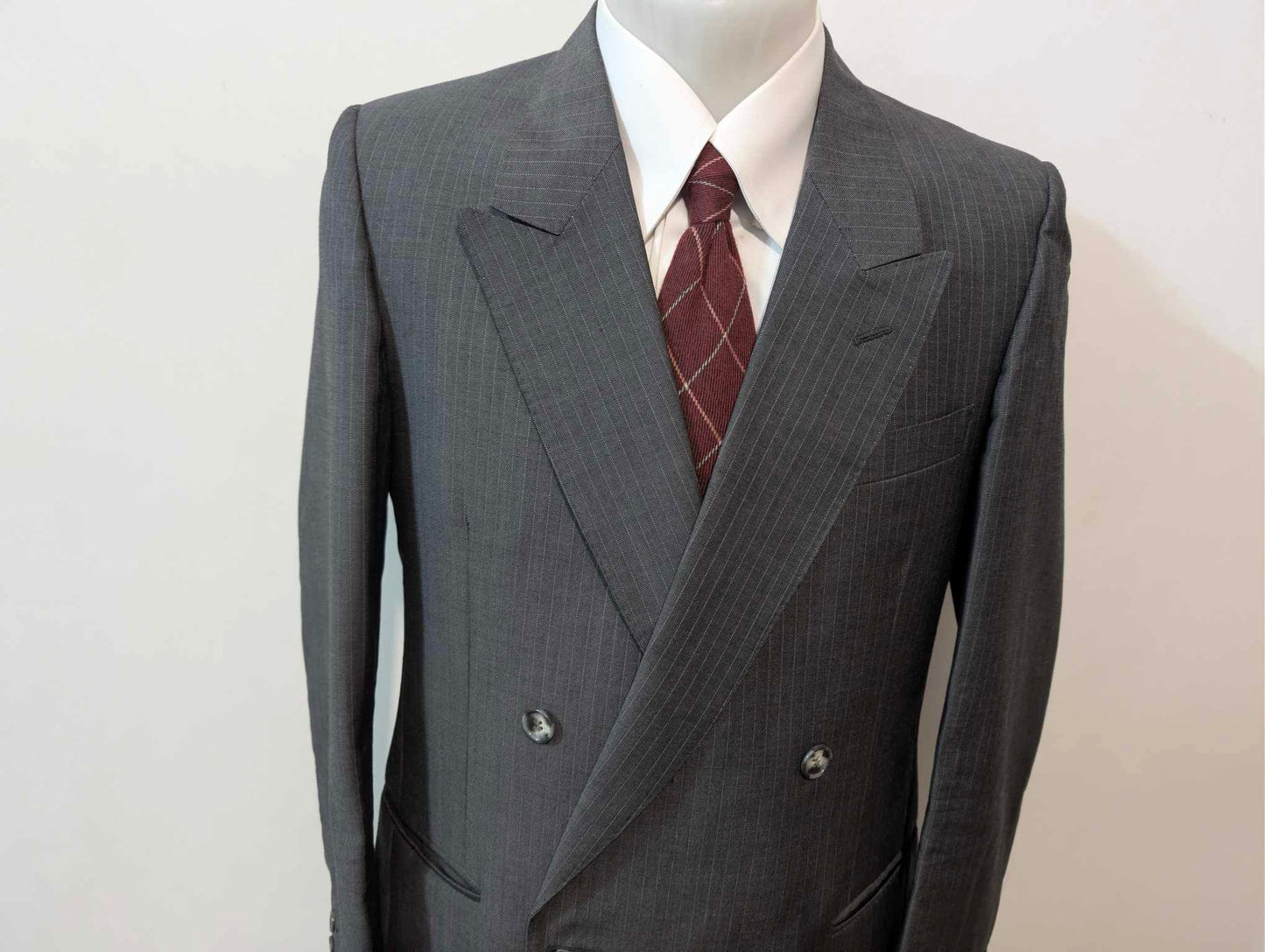 Eleganter, zweireihiger Nadelstreifenanzug aus Wolle.