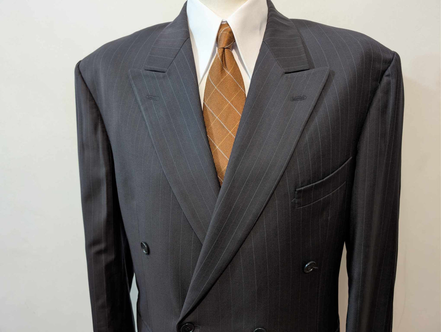 Légendaire costume croisé pinstripe en laine