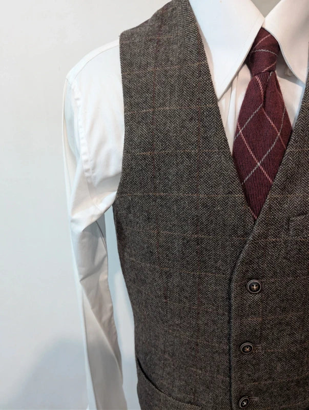 Graubraune Tweedweste