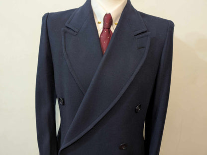 Étrange manteau croisé de couleur bleu marine en laine