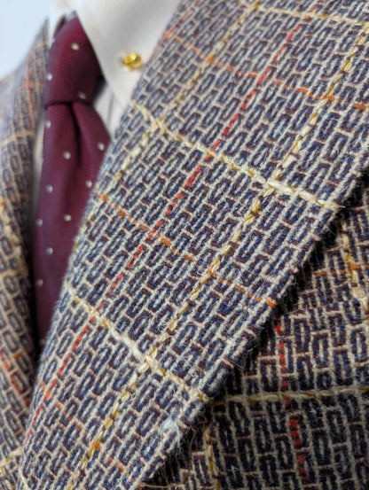 Gentille veste à carreaux en tweed.