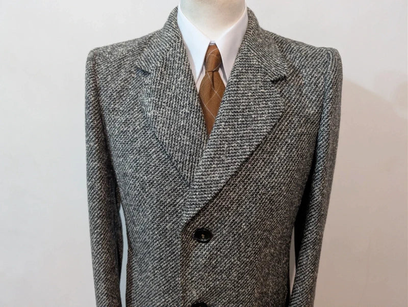 Klassischer grauer Tweedmantel