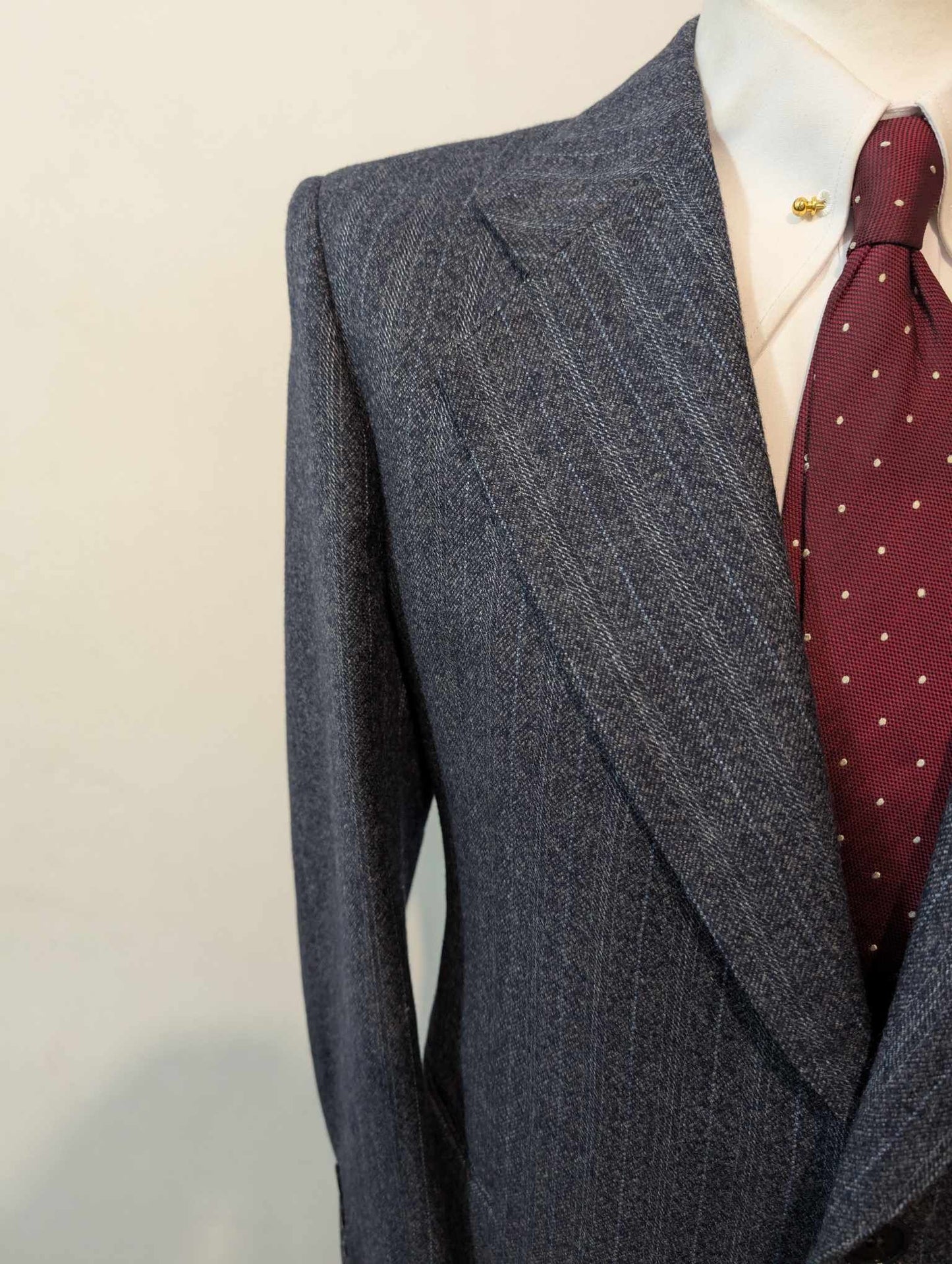 Élégant costume de couleur bleu à rayures en flanelle lourde