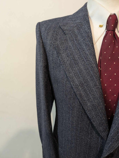 Élégant costume de couleur bleu à rayures en flanelle lourde