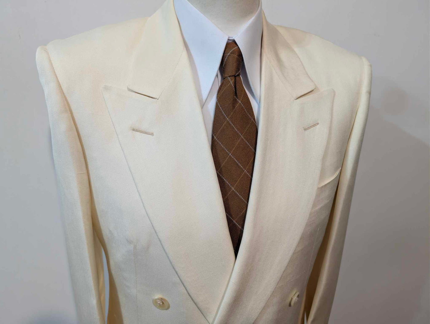 Angelique zweireihiger cremefarbener Seidenanzug