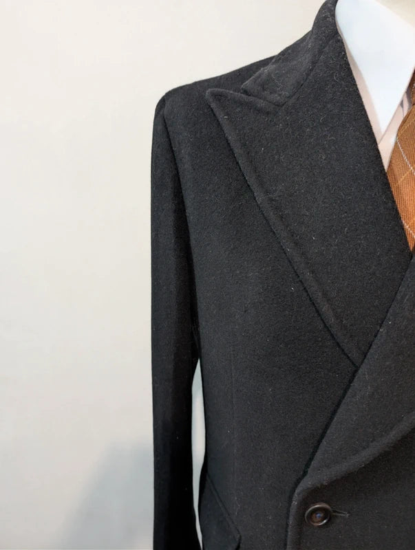 Schöner schwarzer Polomantel