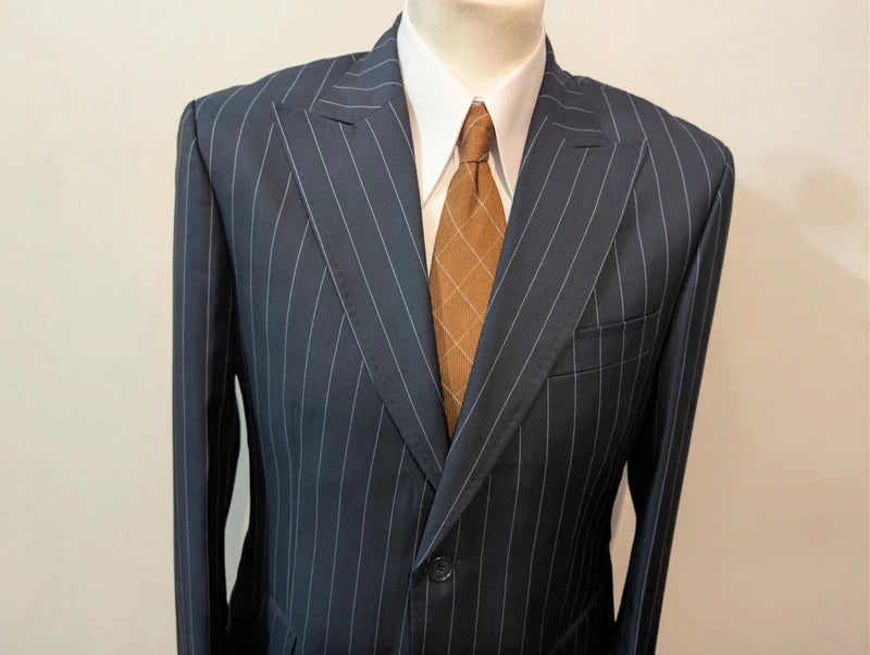 Geheimnisvolles Nadelstreifenkostüm aus Wolle