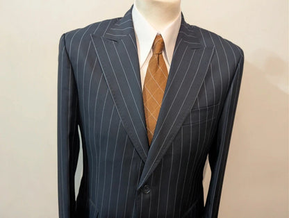 Geheimnisvolles Nadelstreifenkostüm aus Wolle