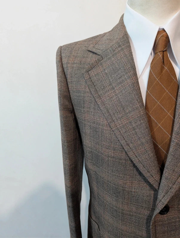 Eleganter brauner Wollanzug mit Karomuster