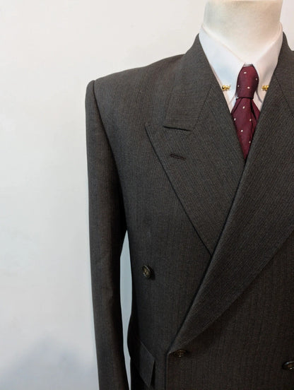 Extraordinaire costume croisé gris en laine.