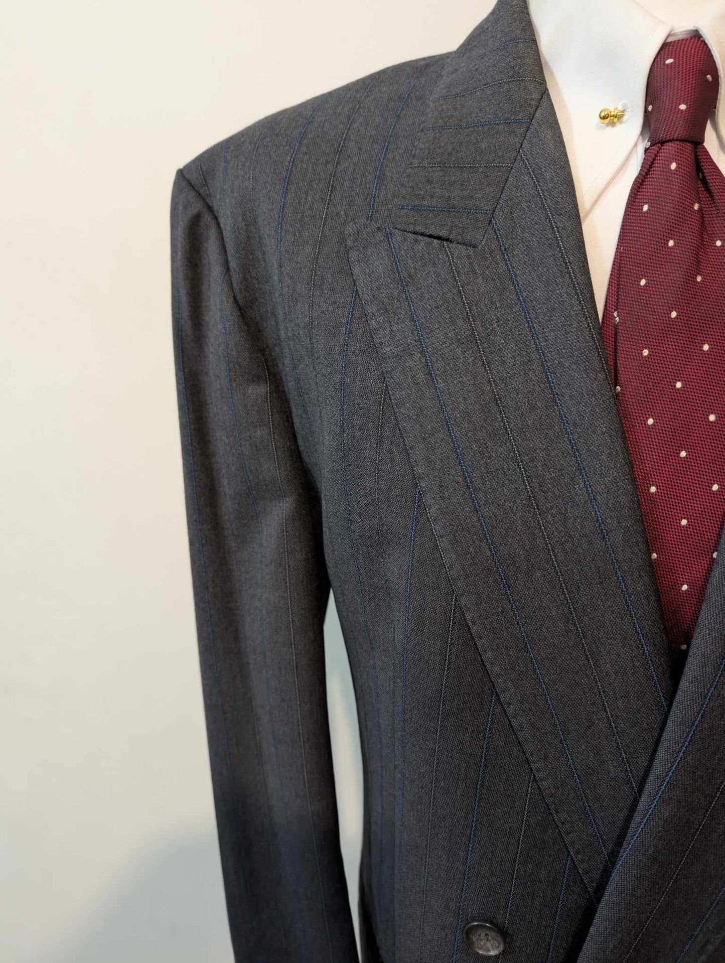 Ravissant costume croisé pinstripe en laine